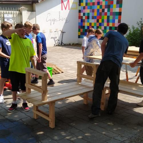 Bauen der Holzbänke mit Unterstützung von Thomas von "Holz mit Herz"