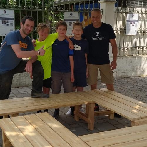 Bauen der Holzbänke mit Unterstützung von Thomas von "Holz mit Herz"